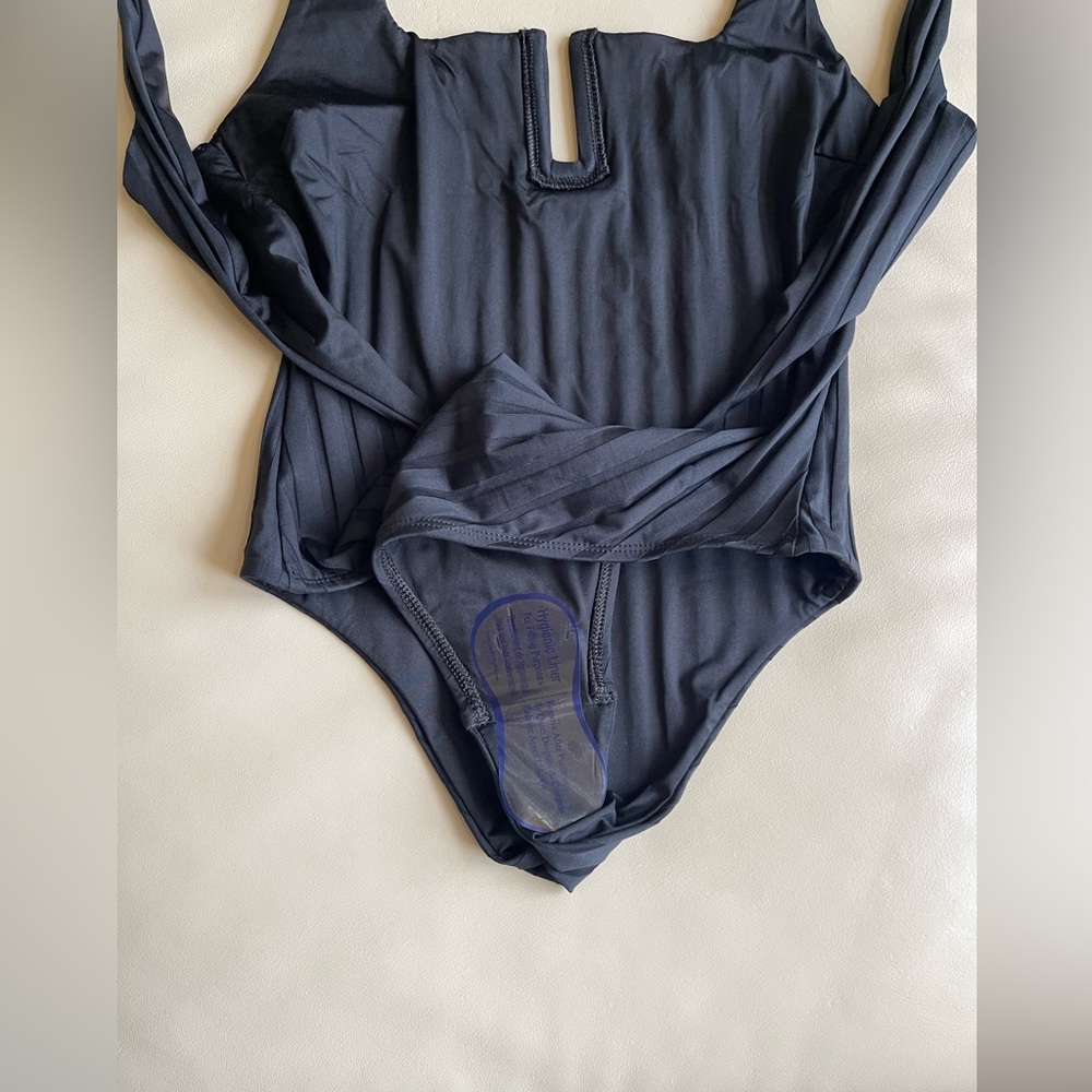 Vitamin A Ursula U-Wire Rib One-Piece Swimsuit in Black Superib; Size: Small - Picture 11 of 12